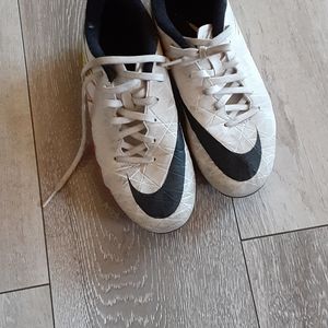 Shoes to play soccer